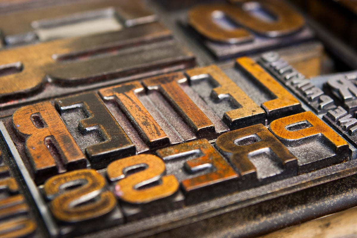a close up of some type of metal type